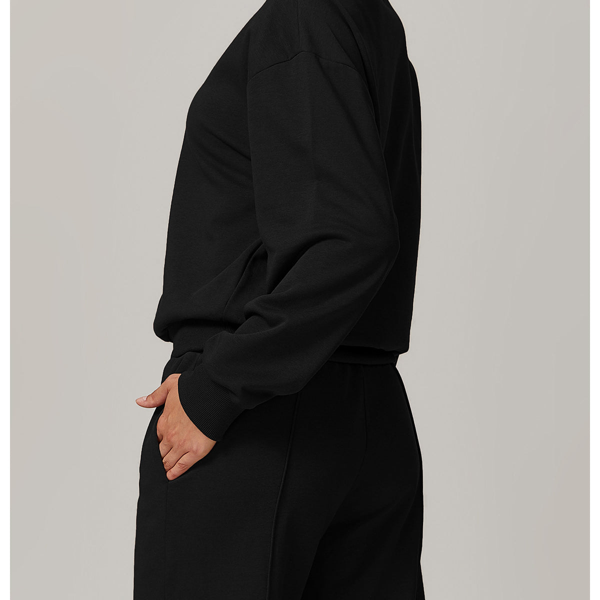 Black long-sleeved sweatshirt and pants in Loose Round Neck Sports Sweater for casual fashion