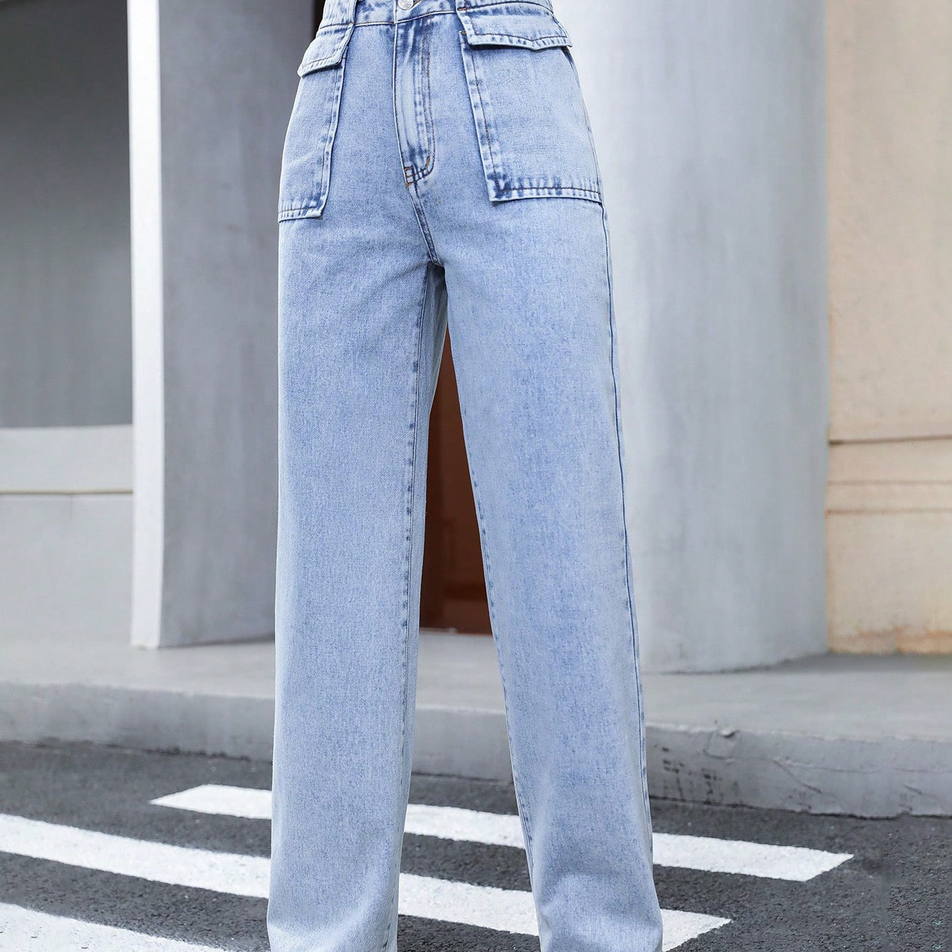 Light wash high-waisted wide-leg denim trousers with flap pockets for stylish fashion