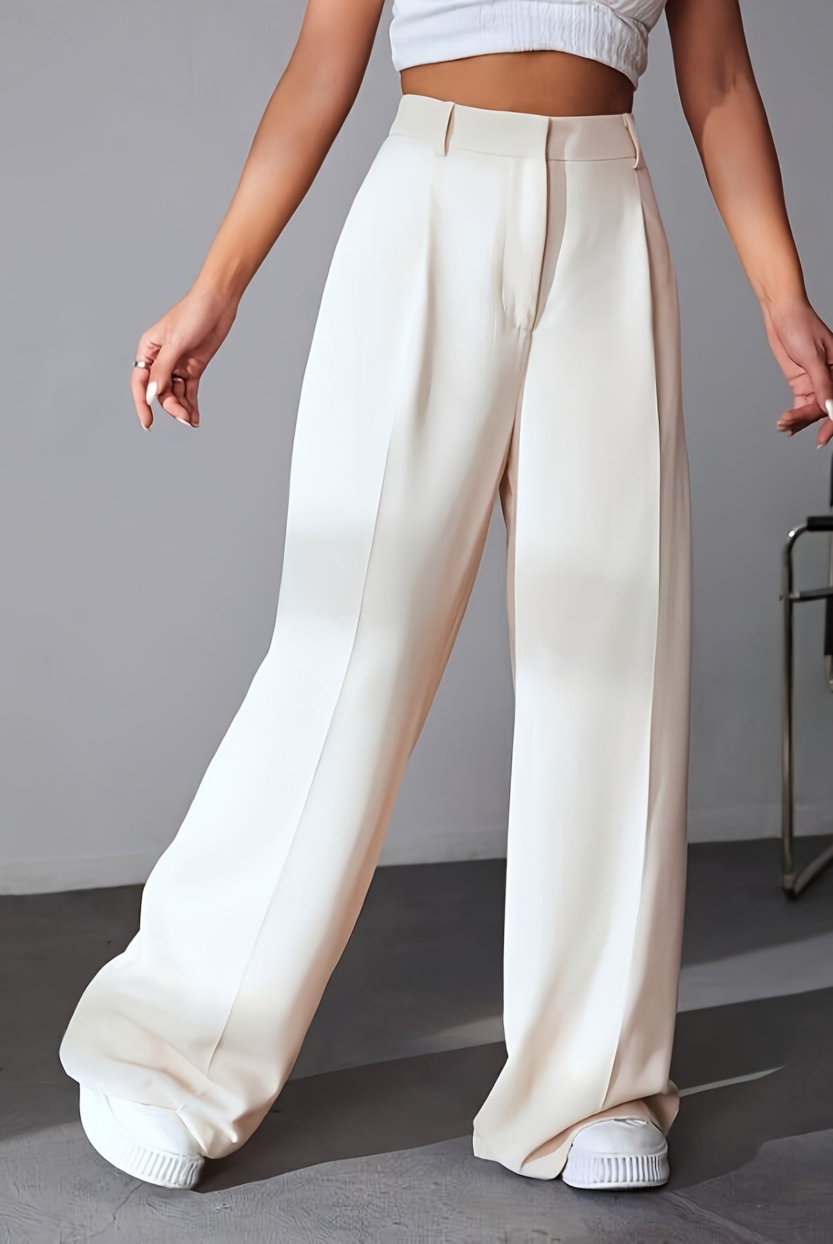 Cream-colored wide leg trousers with pleats and high waist for fashionable women’s wear