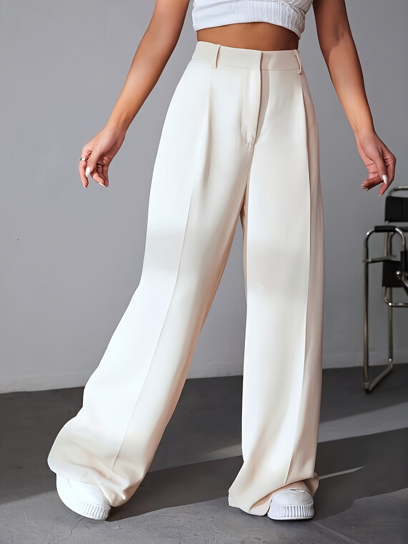 Cream-colored wide leg trousers with pleats and high waist for fashionable women’s wear