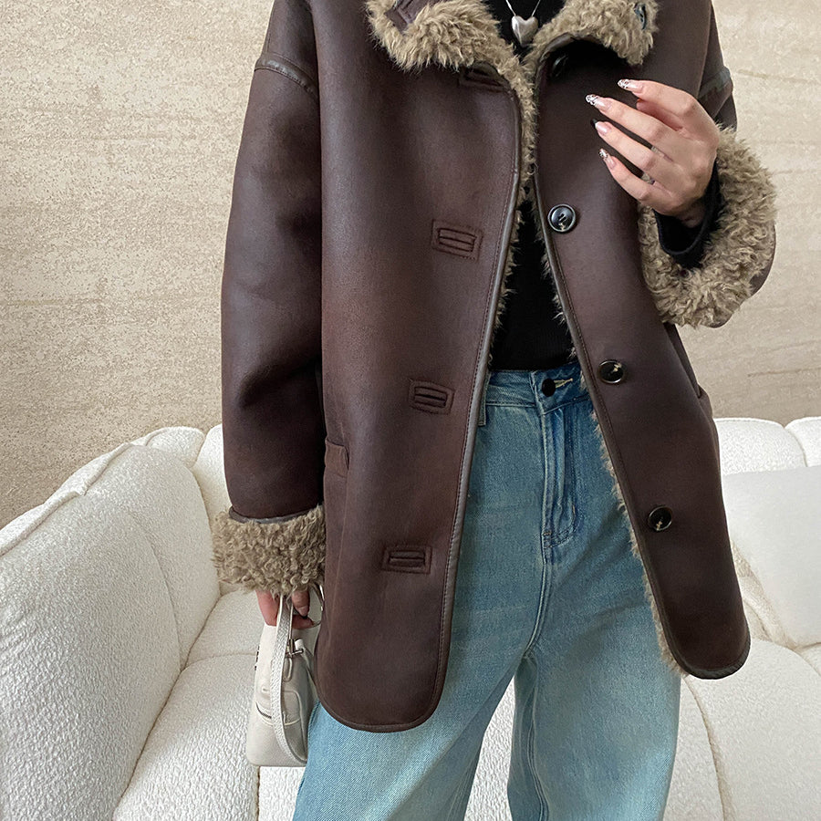 Brown shearling coat with fur trim and button closures for modern fashion ملابس style
