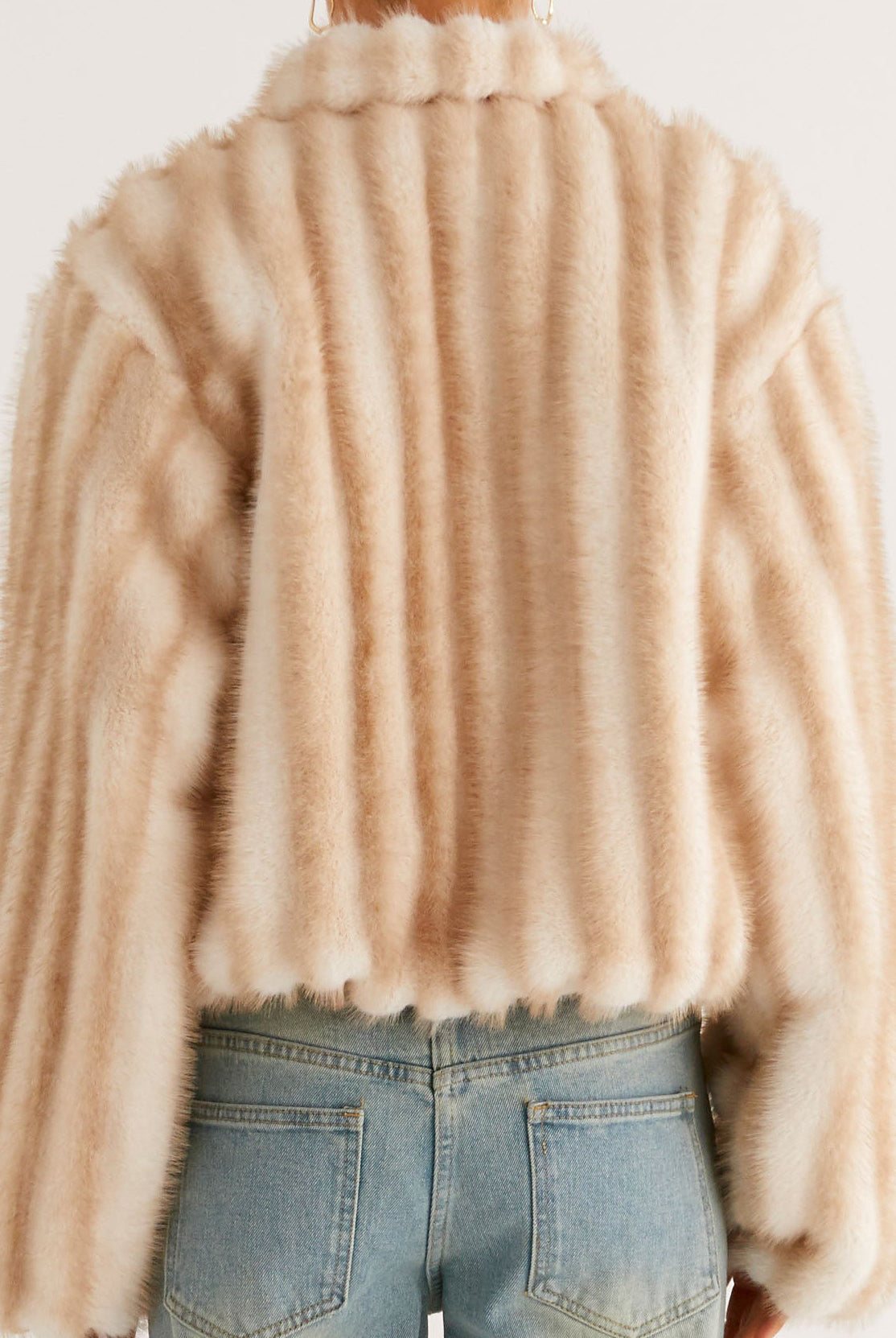 Beige faux fur cropped jacket in Langry fashion with button-down front