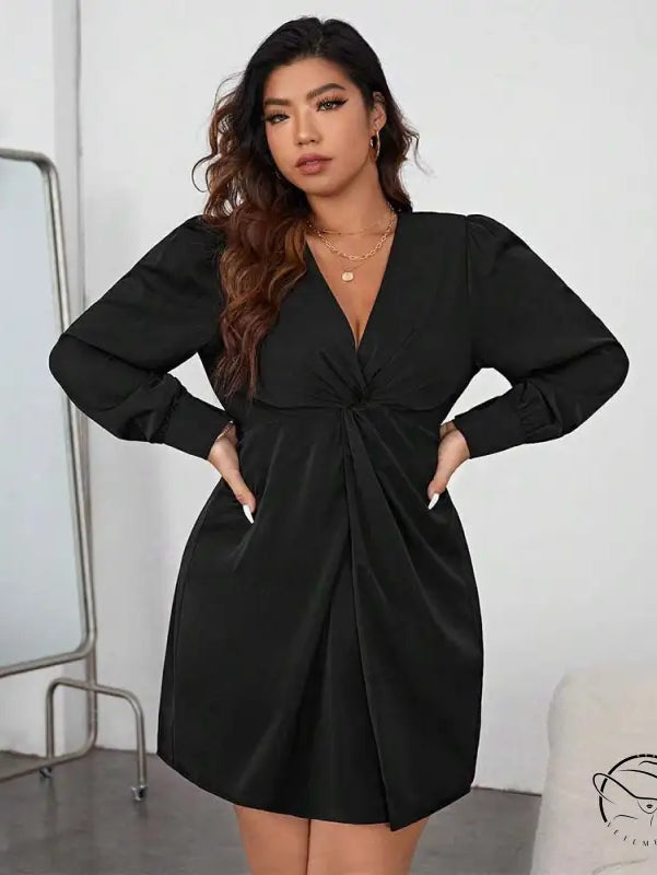 Elegant winter high sense dress: plus-size black long-sleeve V-neck mini