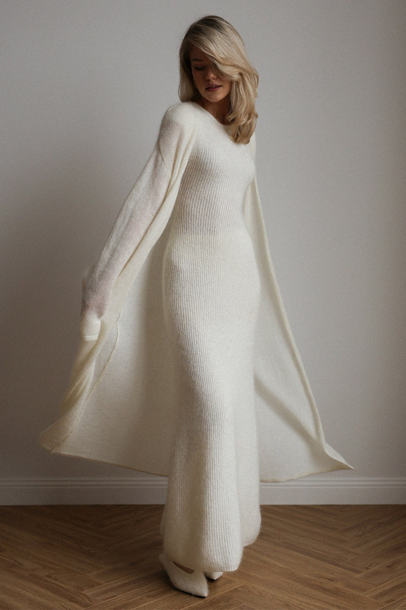 Cream-colored knitted cardigan sleeveless dress with long sleeves