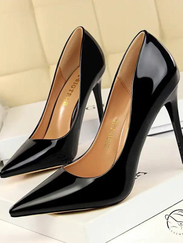 Shiny black stiletto heels in fashionable langry metal design