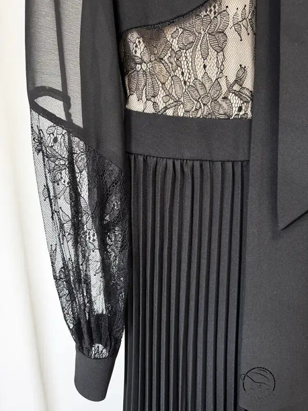 Elegant black lace and pleated langry floor-length fashion dress