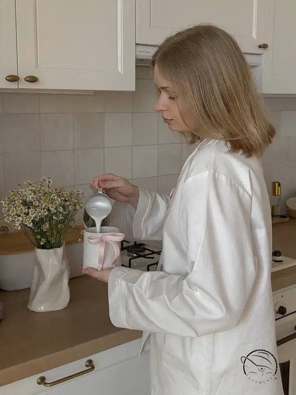 Fashion langry white ceramic vase with floral arrangement on pajamas set