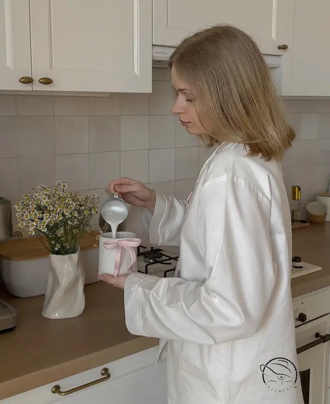 Fashion langry white ceramic vase with floral arrangement on pajamas set