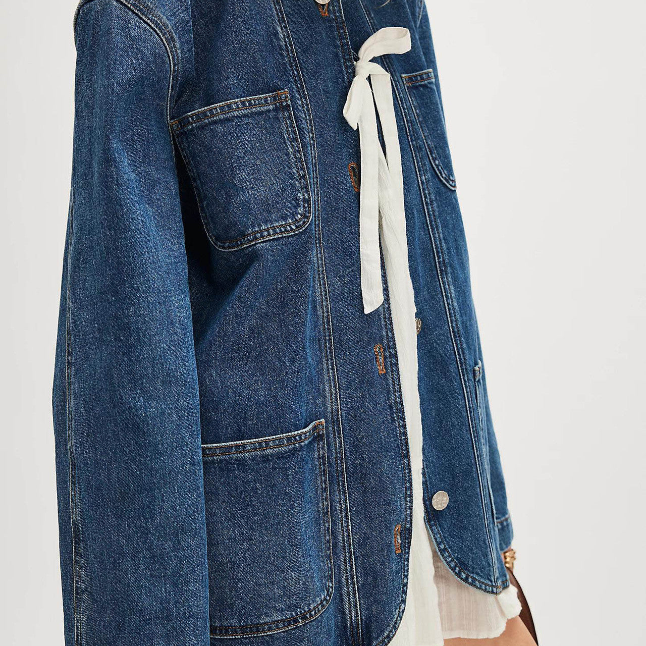 Casual fashionable cowboy coat featuring denim, long sleeves, front pockets, and white ribbon