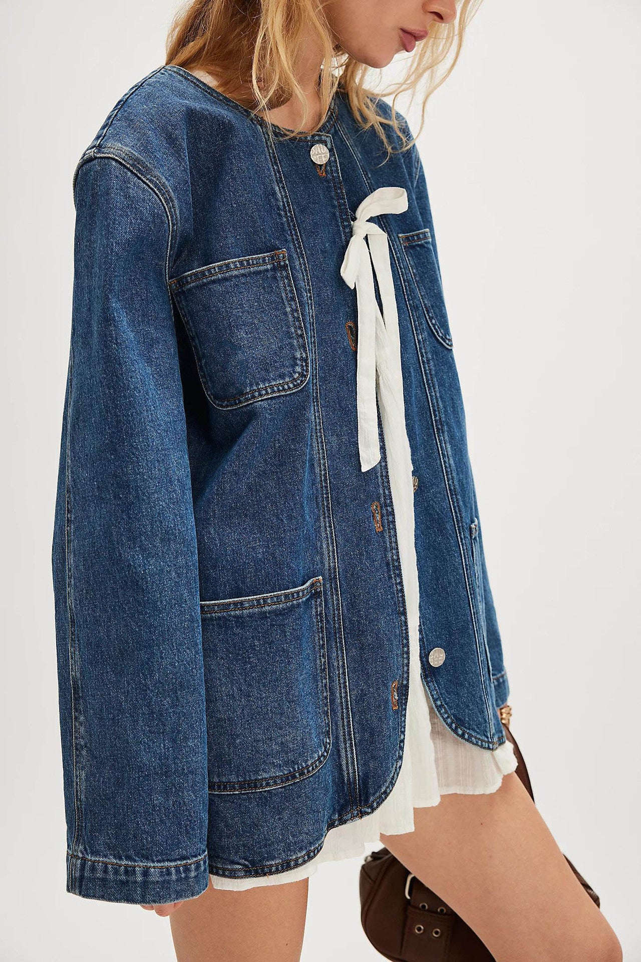Casual fashionable cowboy coat featuring denim, long sleeves, front pockets, and white ribbon