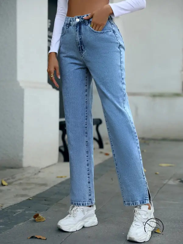 Trendy denim trousers: light-wash straight-leg with side slits