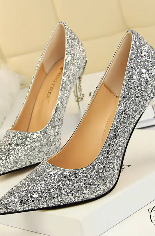 Elegant silver glitter langry fashion pumps with gold accents