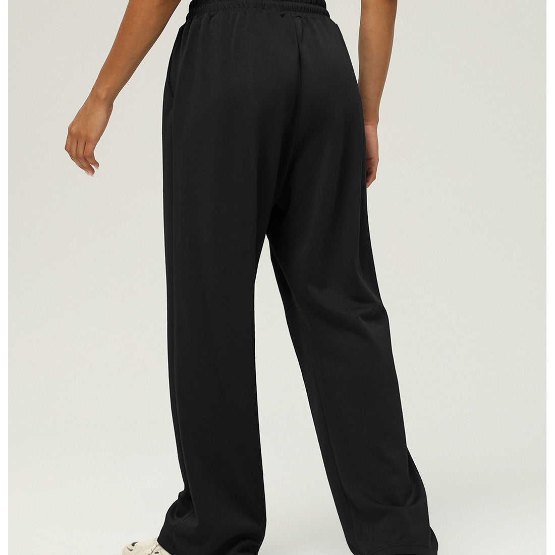 Black wide-leg sweatpants with elastic waistband, perfect for casual fitness and fashion