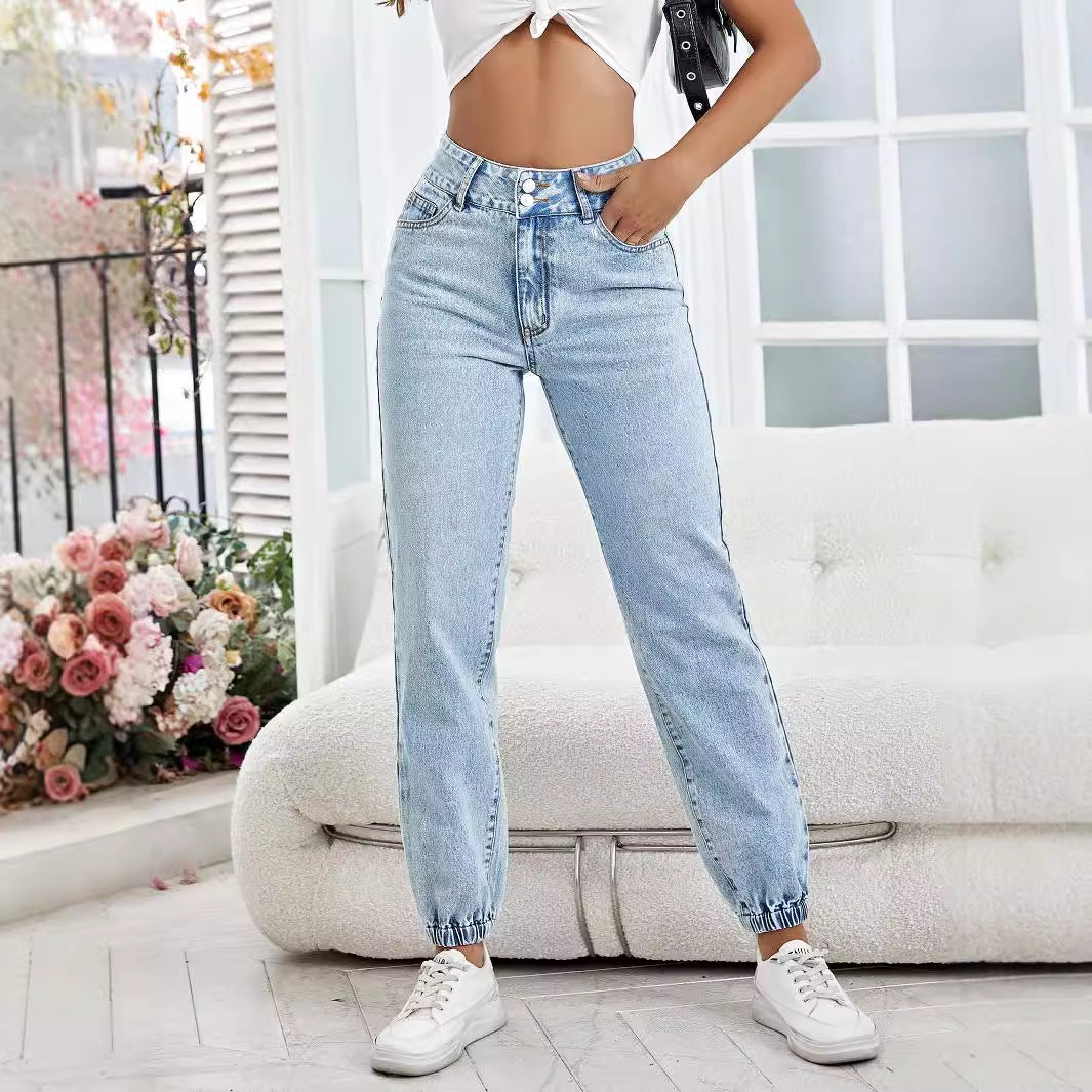 Drooping loose denim pants with light wash and elasticized waist and cuffs