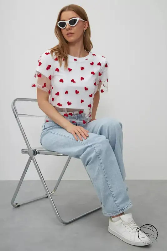 Elegant faux cotton short top with red heart pattern, light-wash jeans, white sneakers