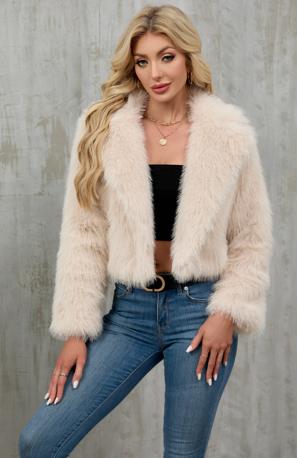 Cream-colored faux fur cropped jacket with plush, fluffy Langry fashion design