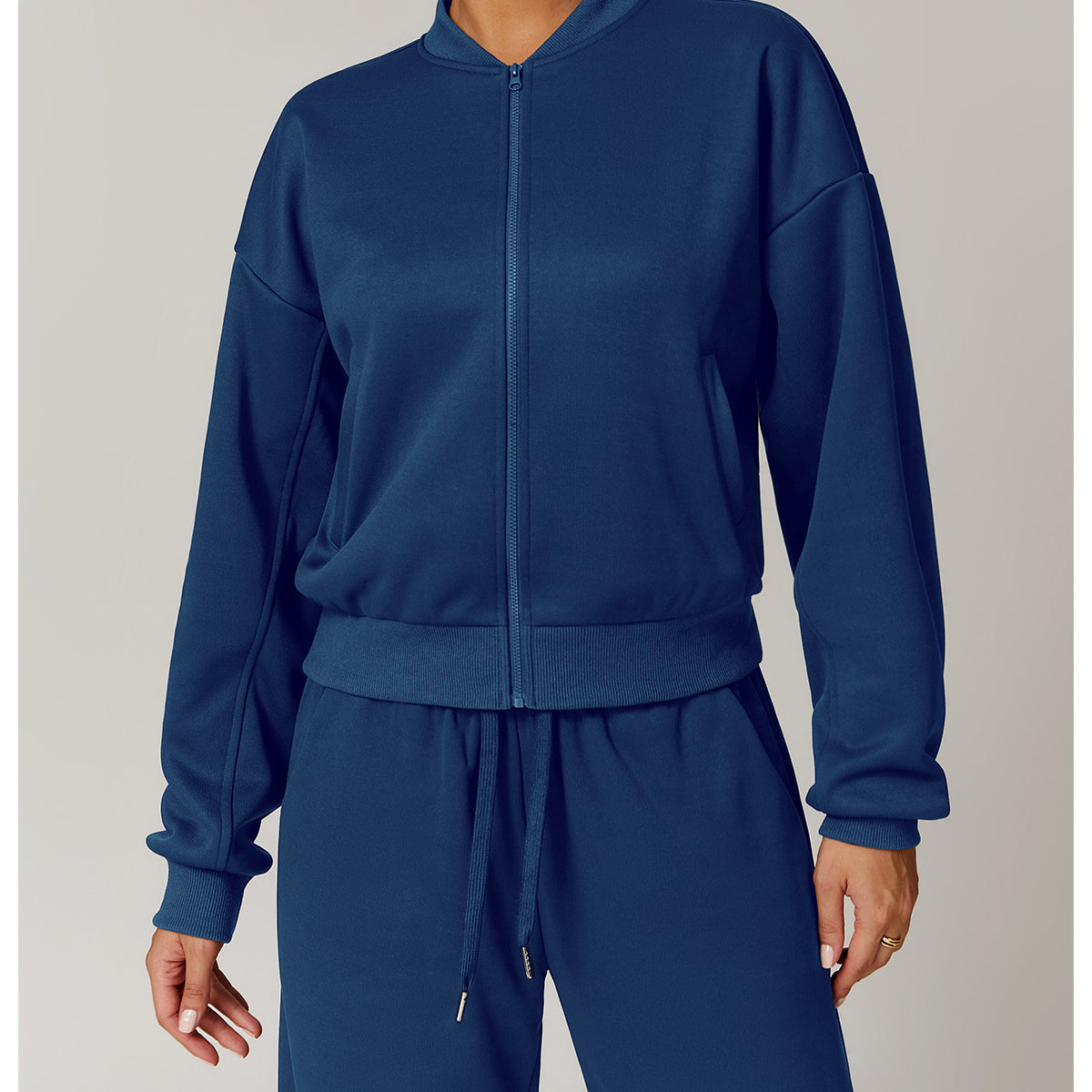 Outdoor warm sports sweater coat featuring a blue zip-up bomber jacket and matching sweatpants for fashionable ملابس