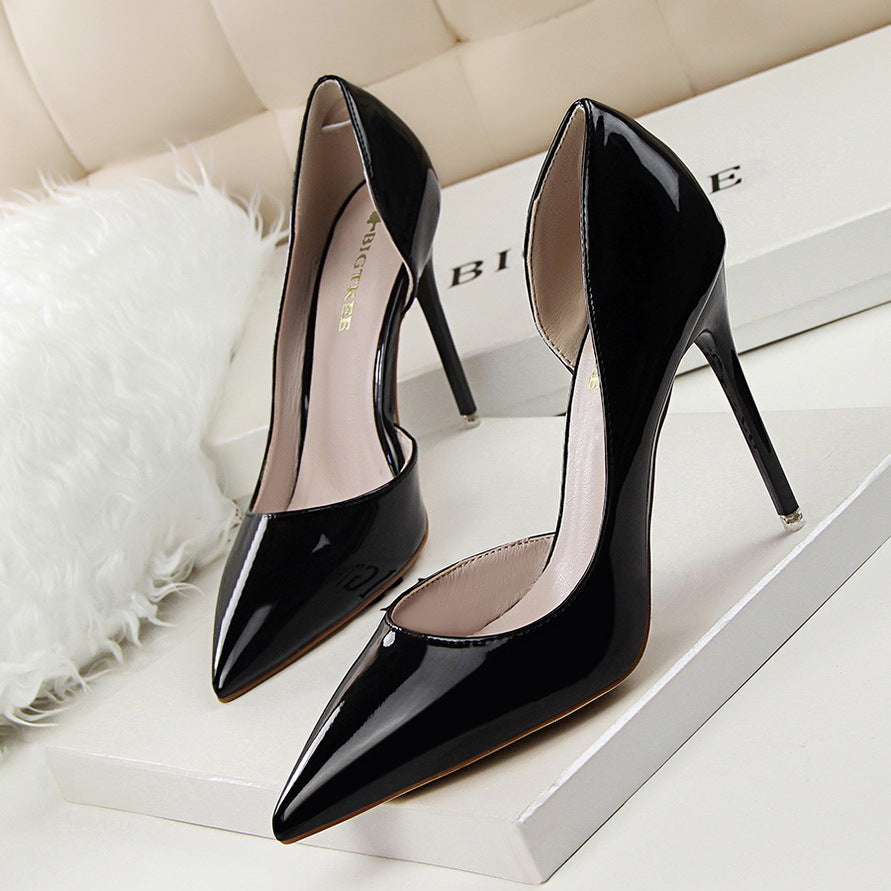 Black patent leather stiletto pumps for a fashionable touch in ملابس collection