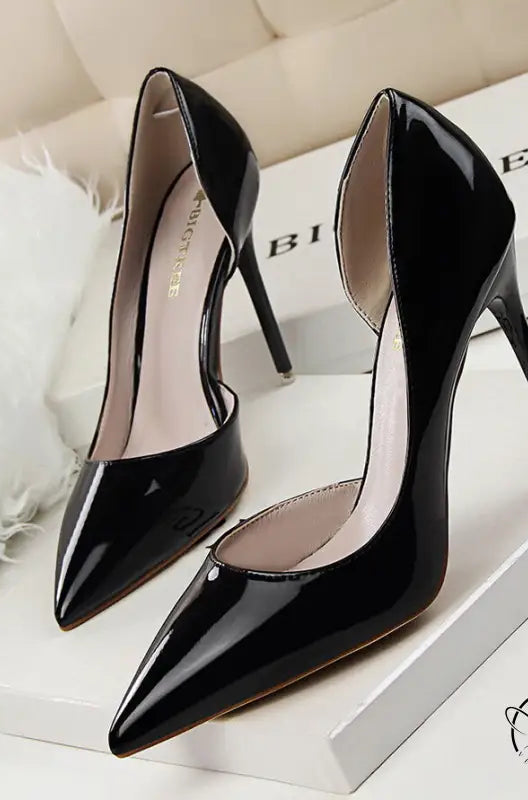 Black patent leather low cut high heels with pointed toes