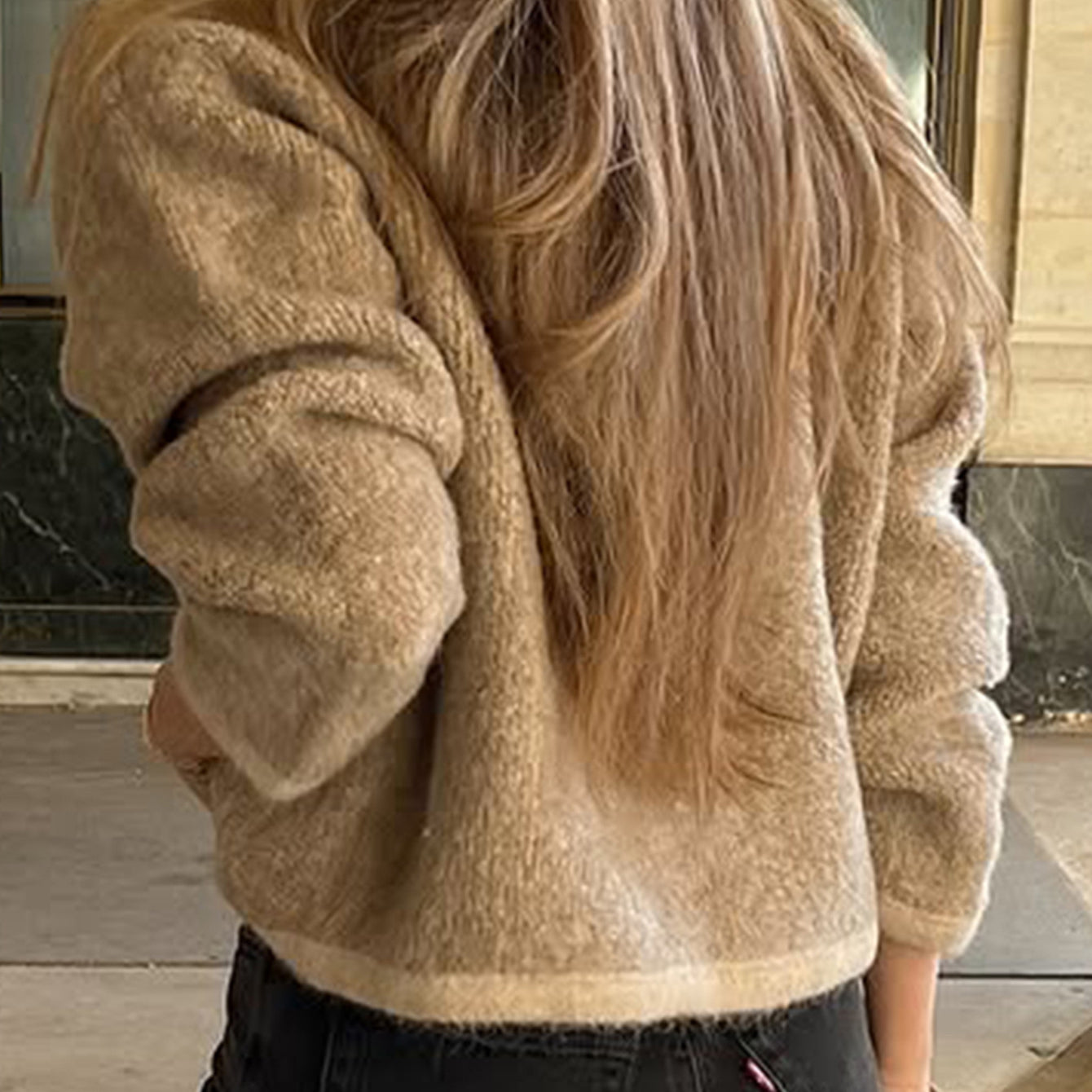 Golden faux fur shacket with regular sleeve, black jeans, gold bracelet
