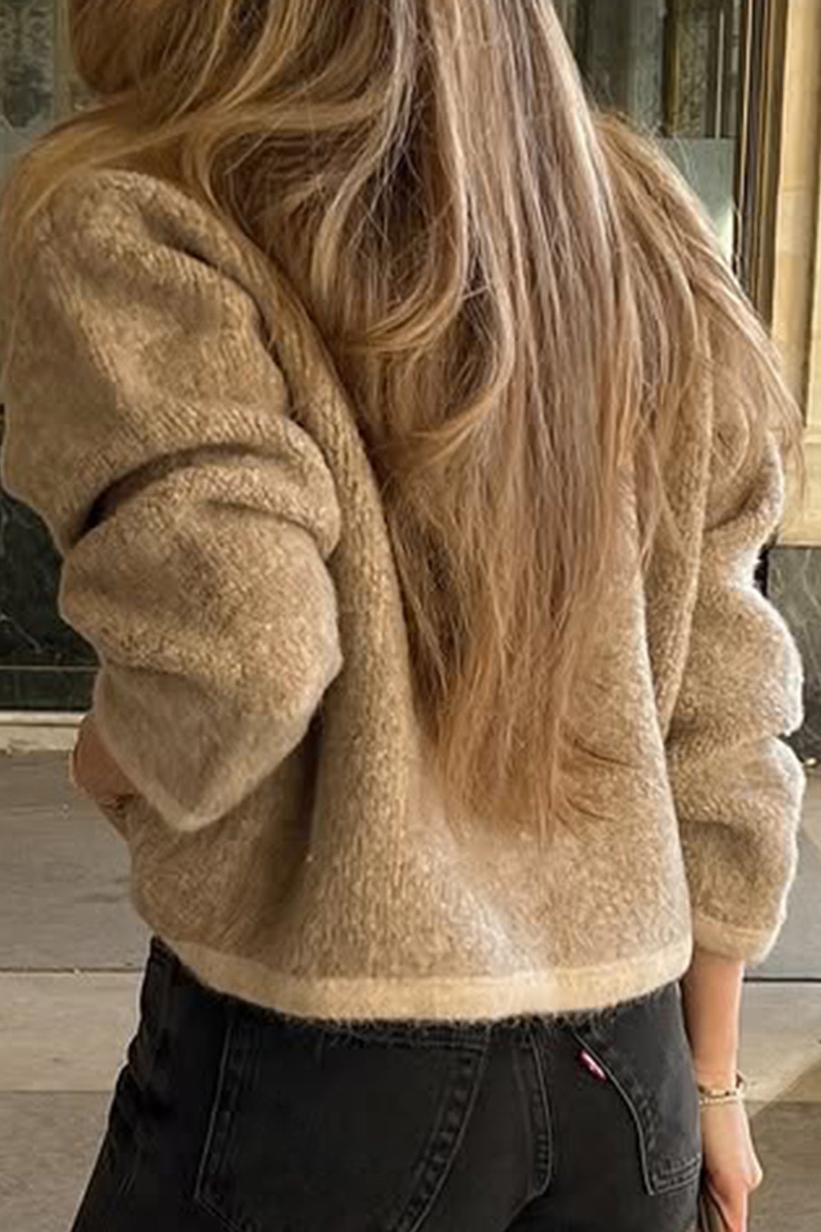 Golden faux fur shacket with regular sleeve, black jeans, gold bracelet