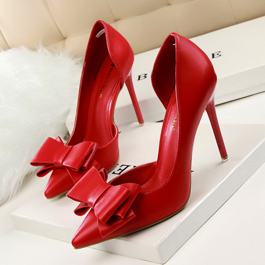 Red high-heeled pumps with bows, a stylish choice for ملابس and fashion enthusiasts