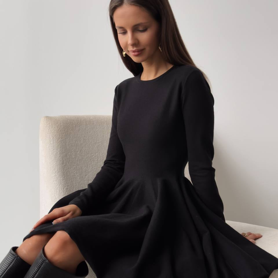 Black long-sleeved beautiful woolen knitted dress suitable for winter fashion