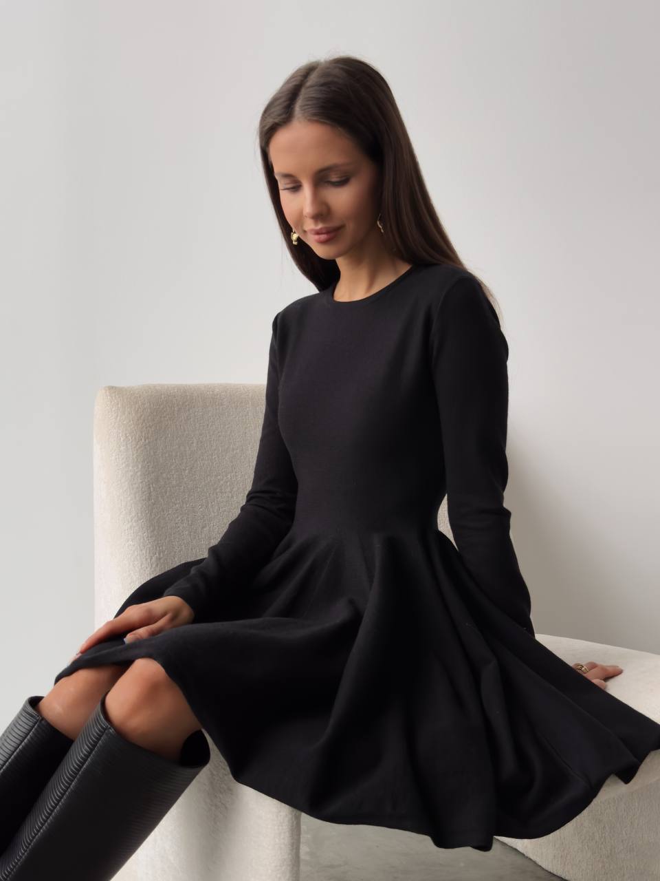 Black long-sleeved beautiful woolen knitted dress suitable for winter fashion