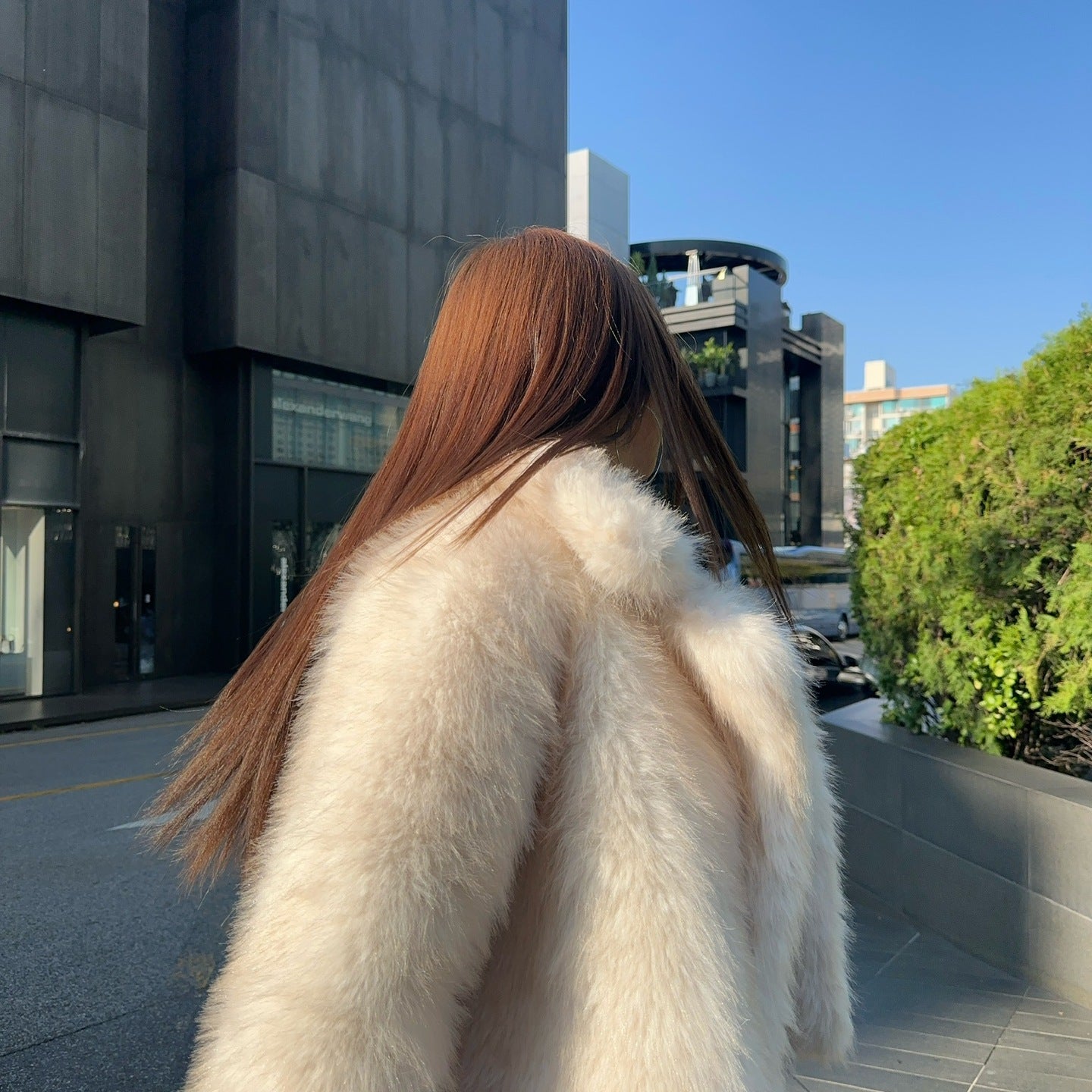 Short loose casual faux fur coat with hood and long sleeves