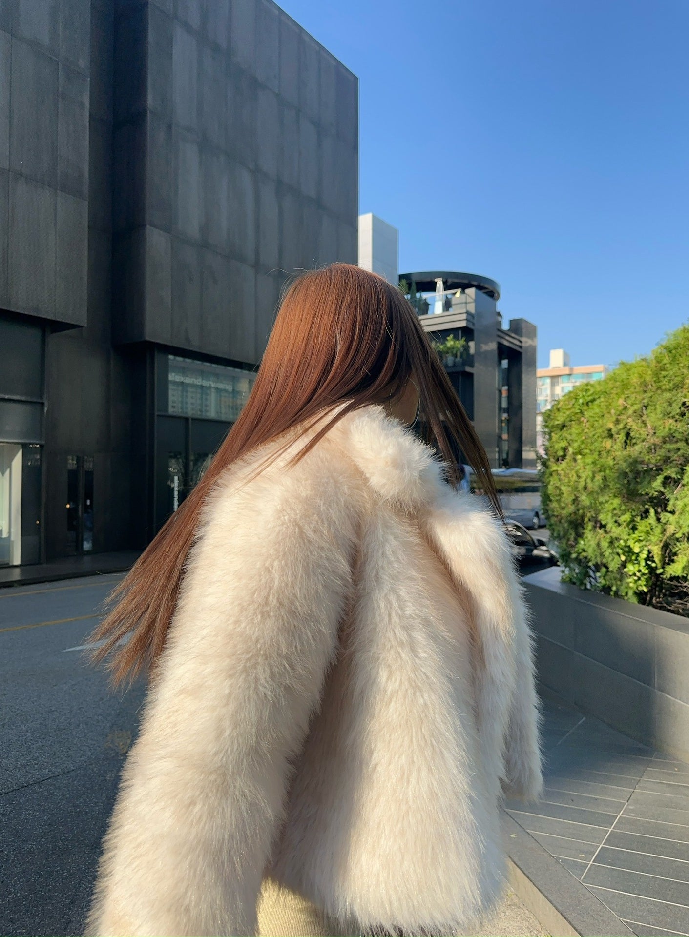 Short loose casual faux fur coat with hood and long sleeves