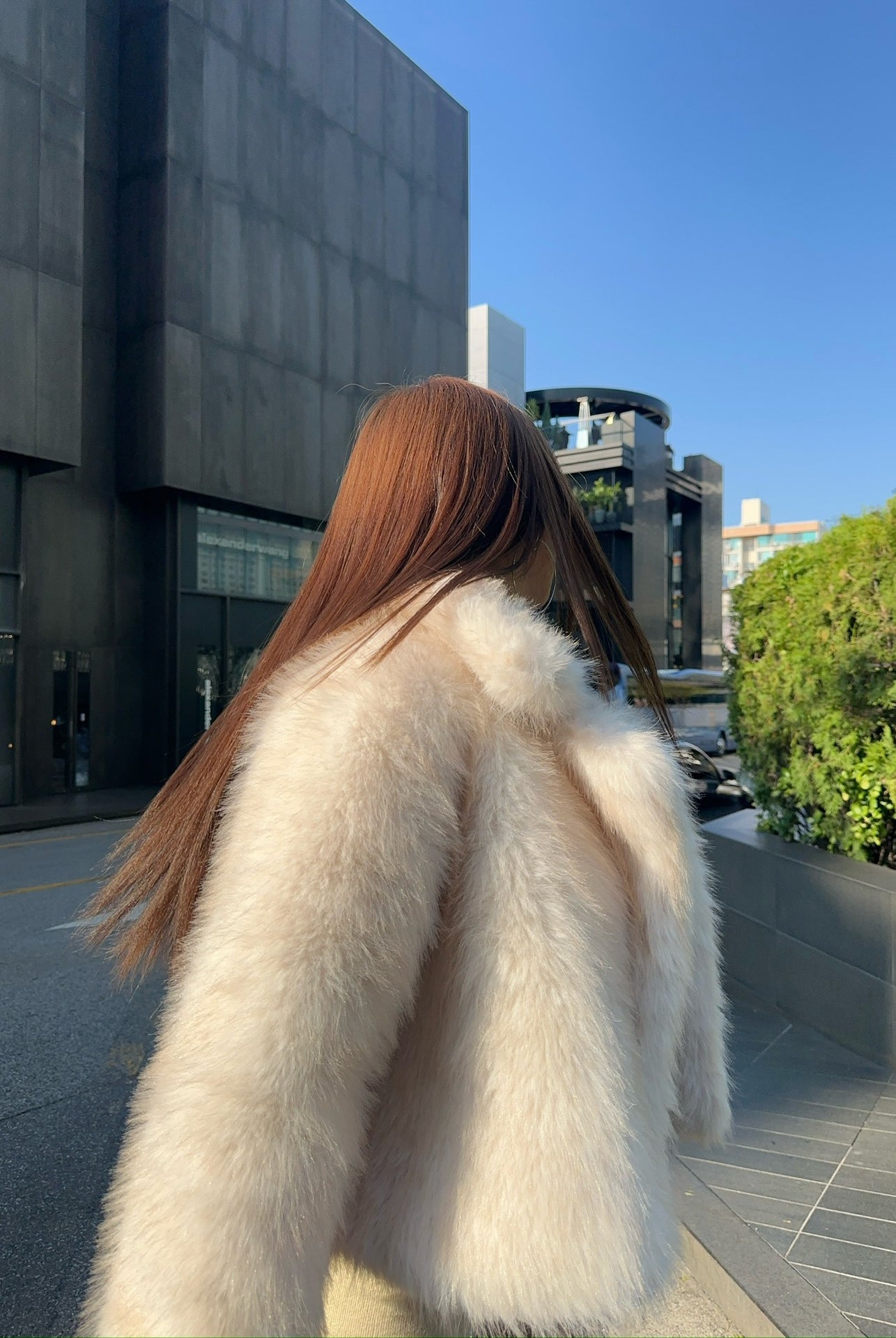 Short loose casual faux fur coat with hood and long sleeves