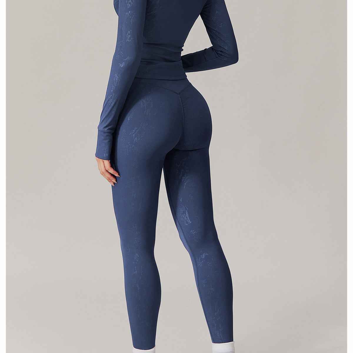 Women’s dark blue long-sleeved athletic top and matching leggings for yoga wear fashion