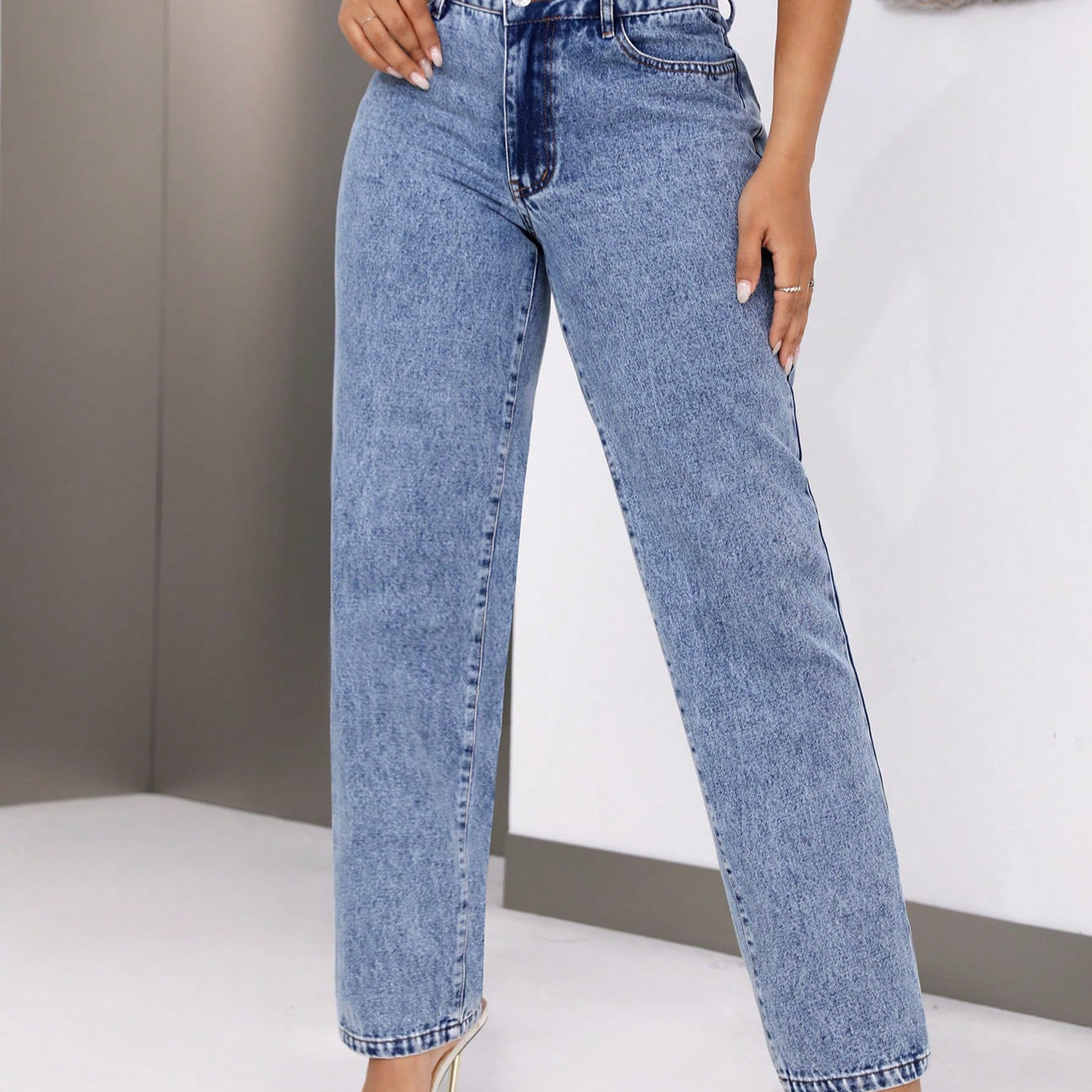 Women’s retro high waist straight leg denim trousers with acid wash and five pockets
