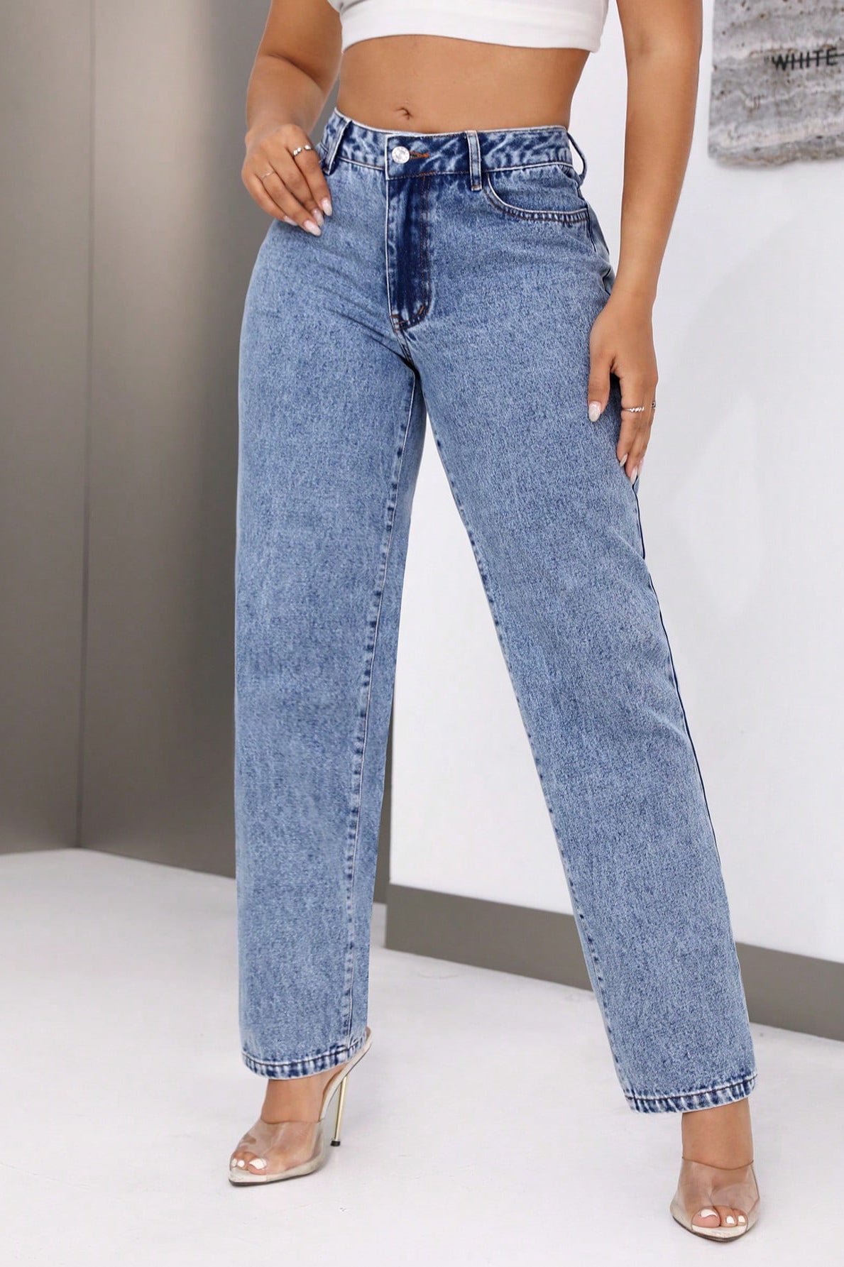 Women’s retro high waist straight leg denim trousers with acid wash and five pockets