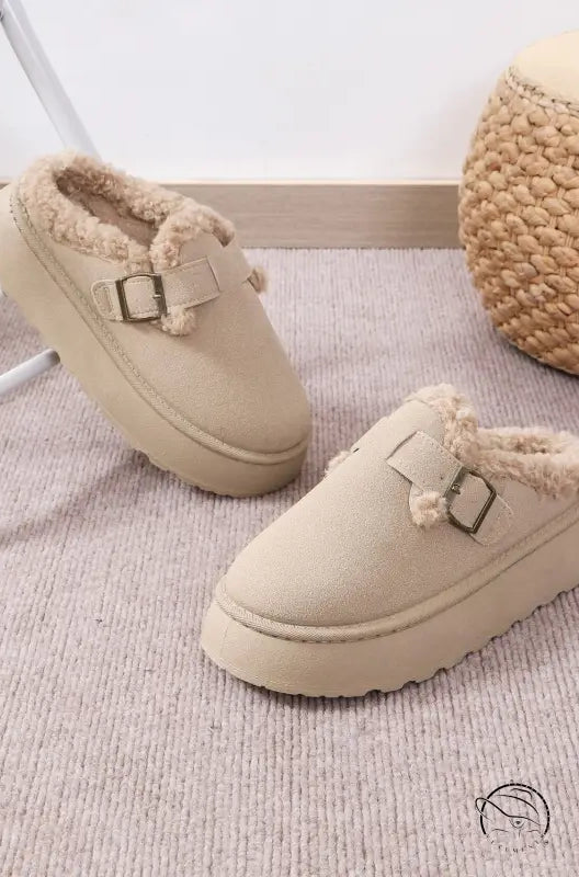 Beige faux-fur-lined buckle clogs in Langry fashion casual thermal cotton slippers