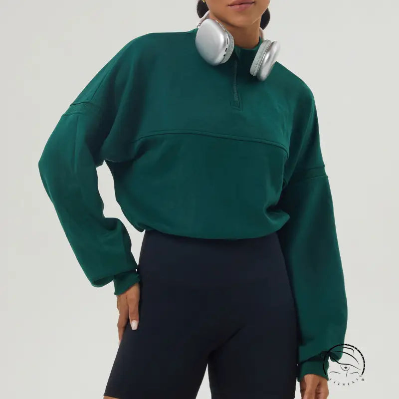 Green autumn winter thickened pullover sweater with black biker shorts