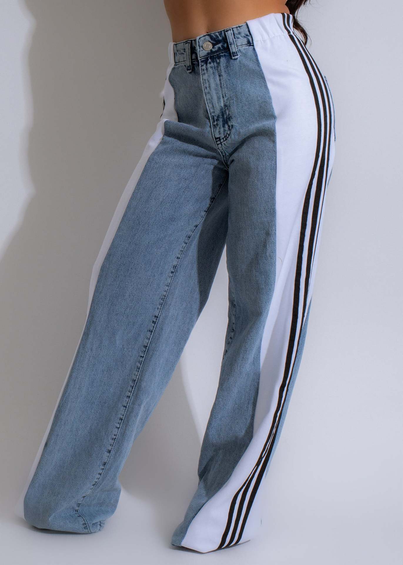 Wide-leg denim jeans with white side stripes and black racing stripes for casual fashion