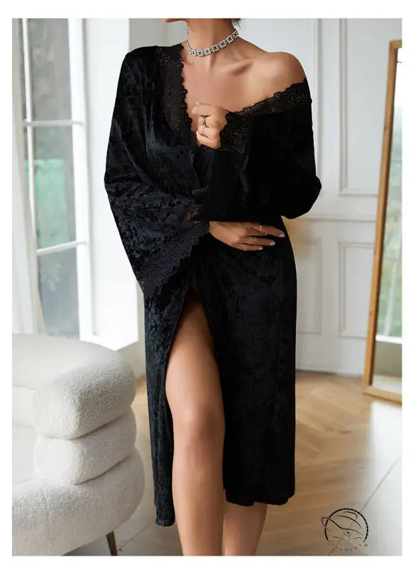 Lengthened bathrobe in black velvet with lace trim, thigh-high slit, lace light luxury home wear