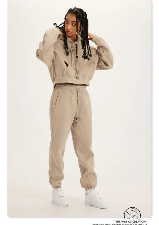 Langry winter retro hooded pullover: beige sweatsuit with white sneakers