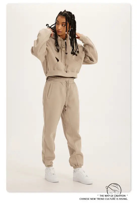 Langry winter retro hooded pullover: beige sweatsuit with white sneakers