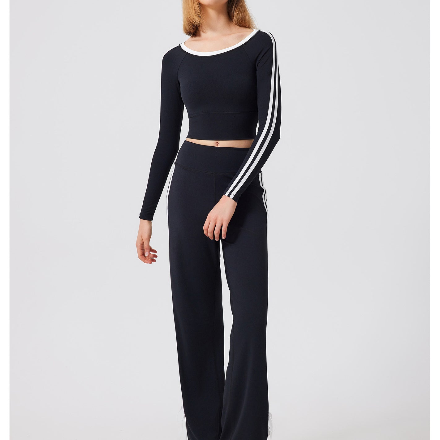 Woman wearing black athletic outfit in Quick Drying Sports Top, stylish مطالب رياضية