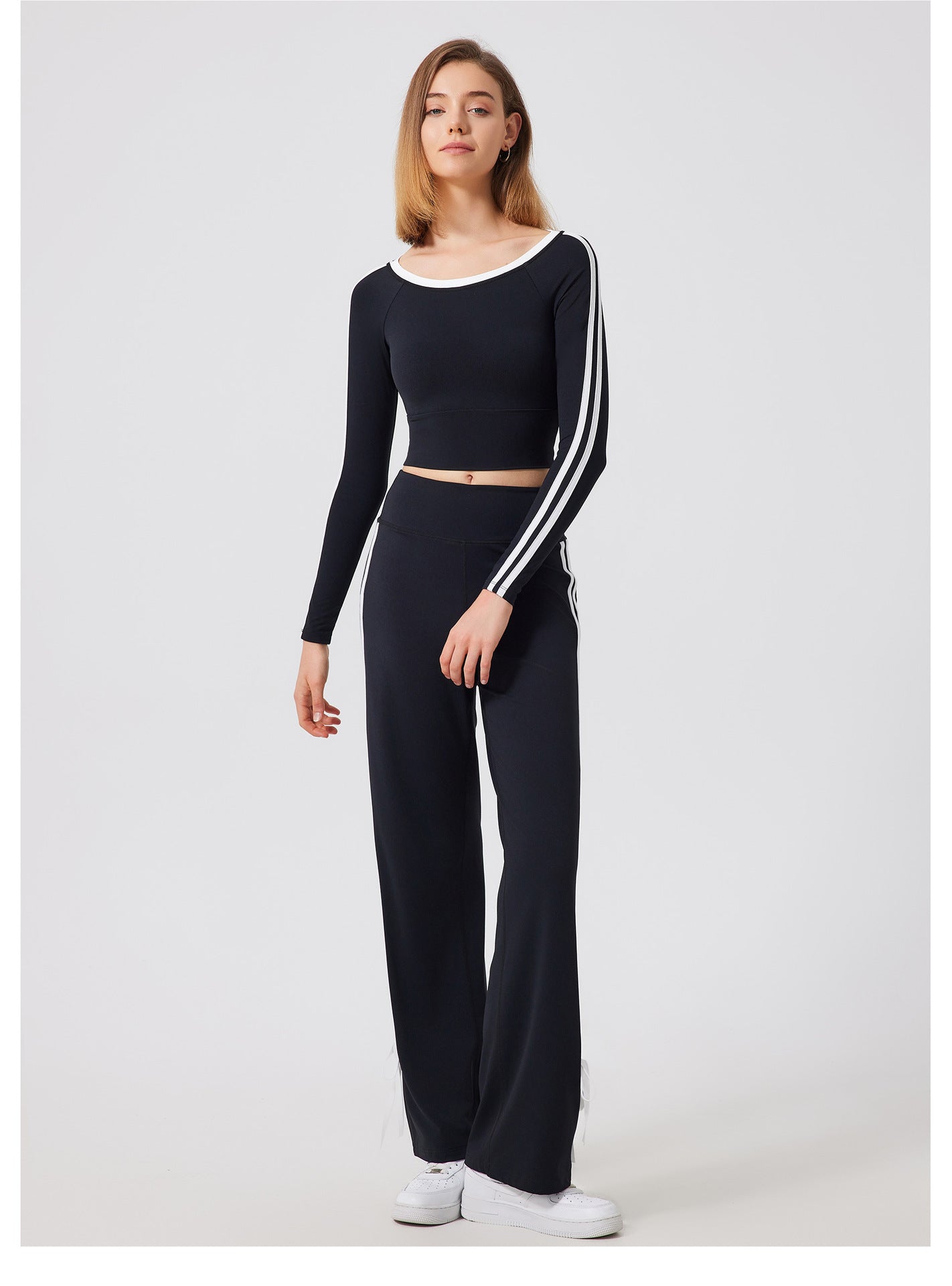 Woman wearing black athletic outfit in Quick Drying Sports Top, stylish مطالب رياضية