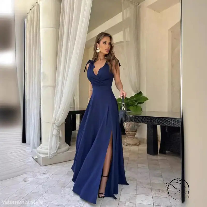 Elegant navy blue lengthened evening dress