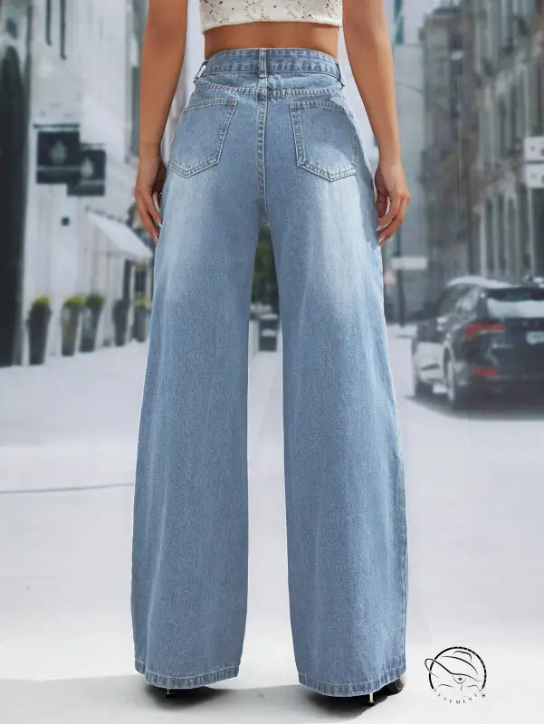 Light-wash high-waist wide leg denim fashionable figure flattering jeans