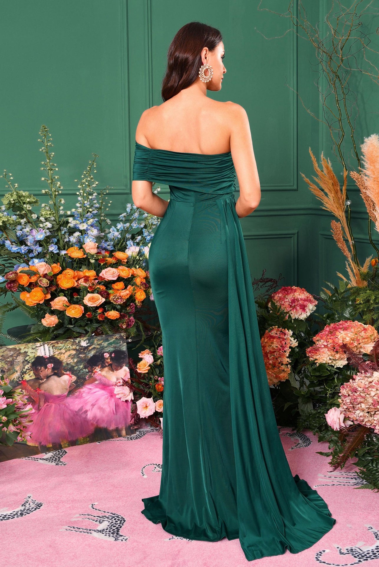 Elegant emerald green strapless gown with flowing train for captivating evening dress fashion