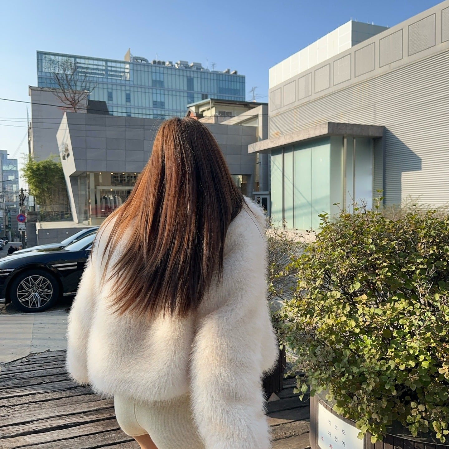 Short loose casual faux fur coat with long sleeves and high collar