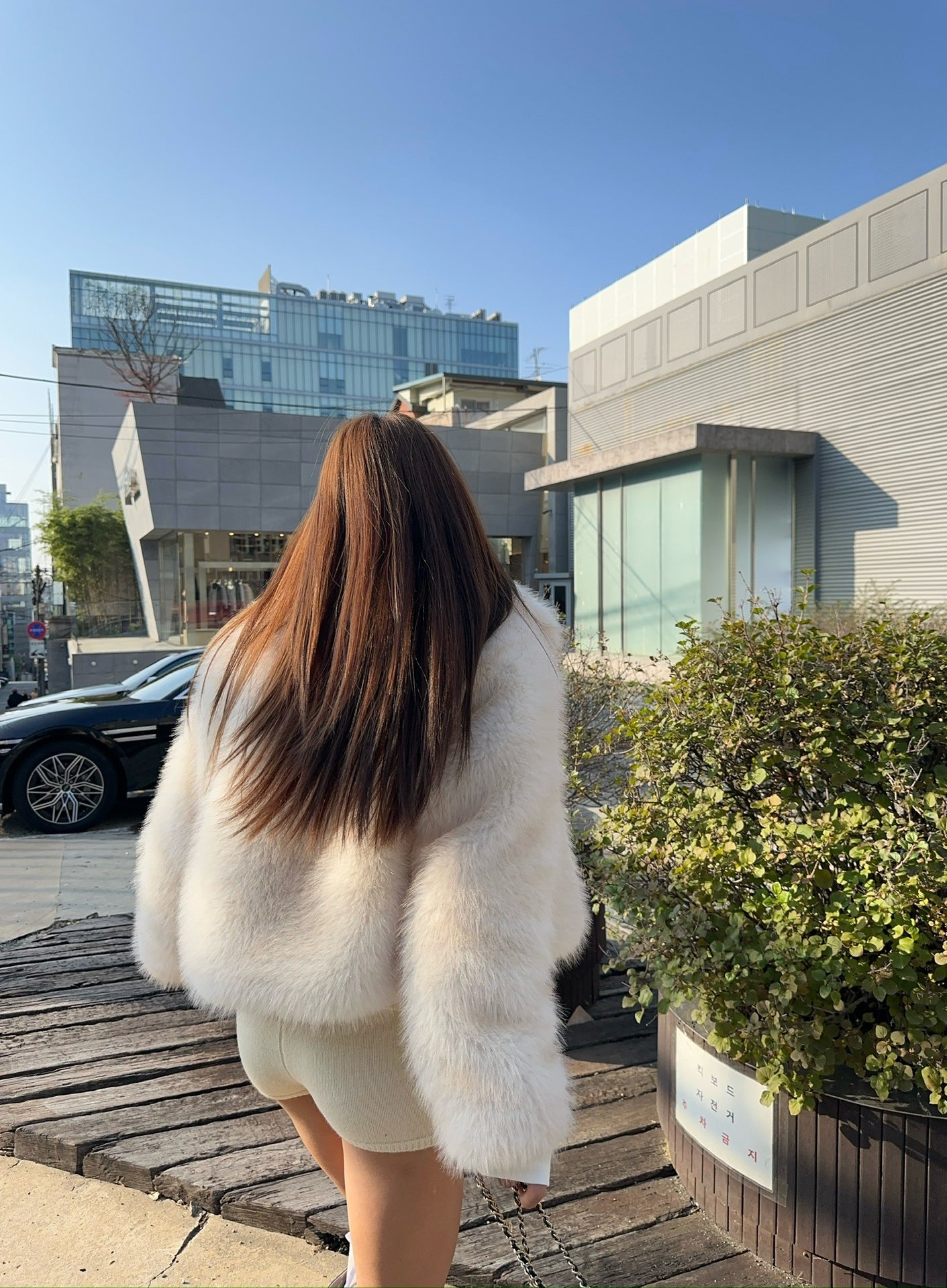 Short loose casual faux fur coat with long sleeves and high collar