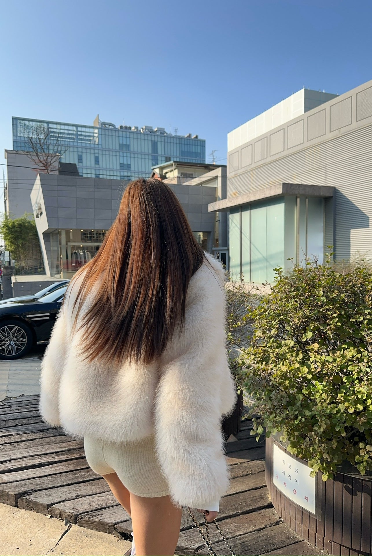 Short loose casual faux fur coat with long sleeves and high collar