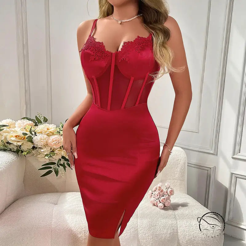 Elegant langry red lace-trimmed corset dress with high waist slit hip
