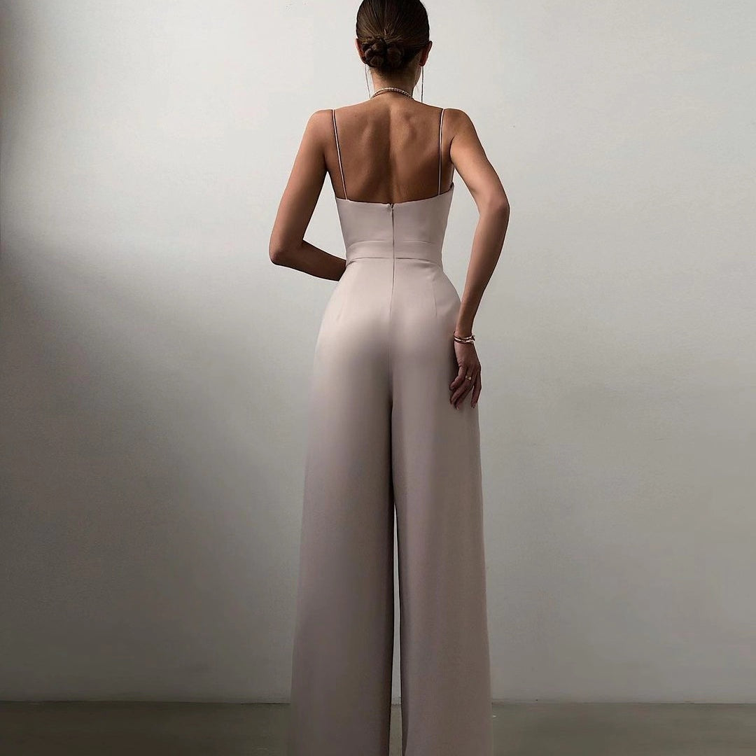 Elegant white wide-leg jumpsuit with fitted bodice, perfect for modern fashion ملابس